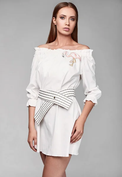 Portret van mode glamour stijlvolle vrouw in witte rok — Stockfoto