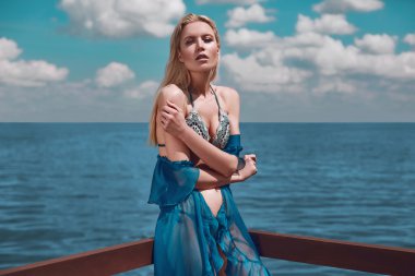 Moda, baştan çıkarıcı kız örgü mayo ve pareo