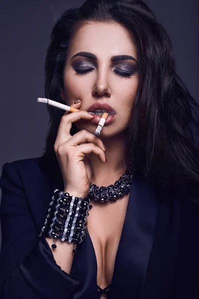 Elegante morena caliente mujer fumando un cigarrillo — Foto de Stock