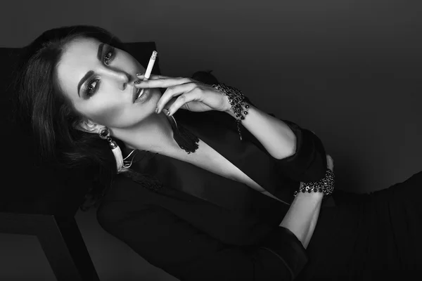 抽着烟的优雅热黑发女人 — 图库照片