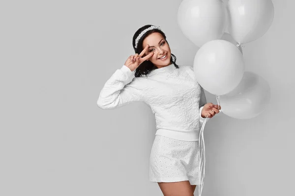 Prachtige fashion model meisje met witte ballonnen — Stockfoto