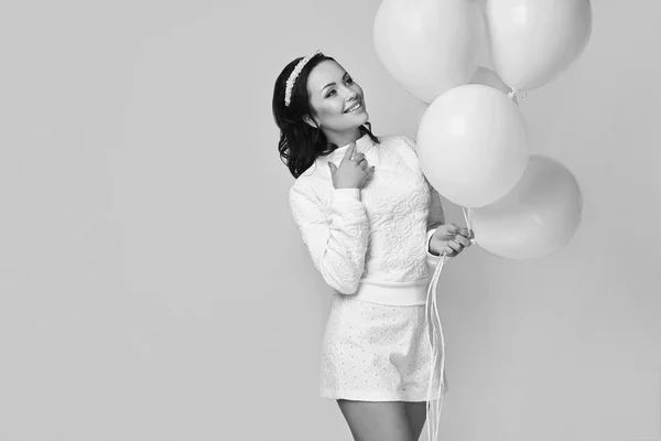 Hermosa chica modelo de moda con globos blancos — Foto de Stock