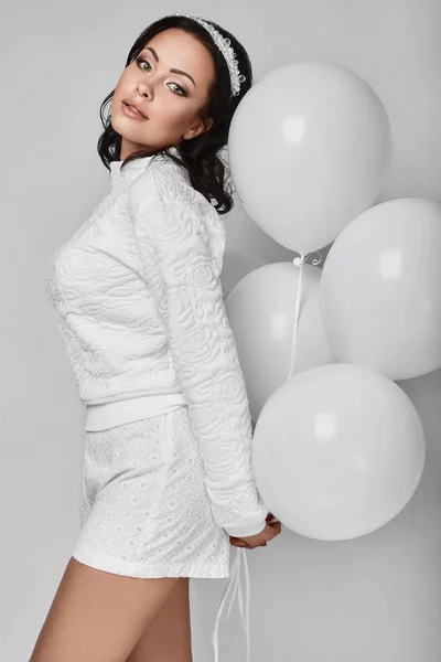 Hermosa chica modelo de moda con globos blancos —  Fotos de Stock