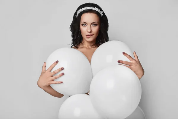 Vackra mode naken modell flicka med vita ballonger — Stockfoto
