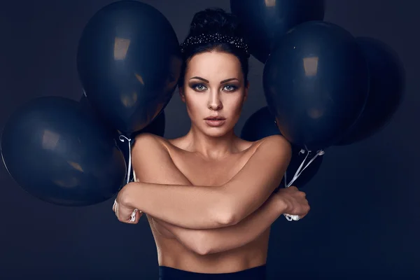 Schöne Mode nackte Modell Mädchen mit schwarzen Luftballons — Stockfoto