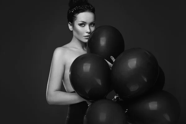 Hermosa chica modelo desnuda de moda con globos negros — Foto de Stock