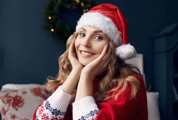 Porträt Einer Wunderschönen Blonden Frau Rotem Pullover Und Weihnachtsmütze Die — Stockfoto