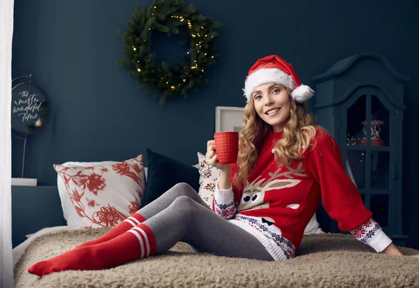 Porträt Einer Hinreißenden Blonden Frau Rotem Pullover Und Weihnachtsmütze Mit — Stockfoto