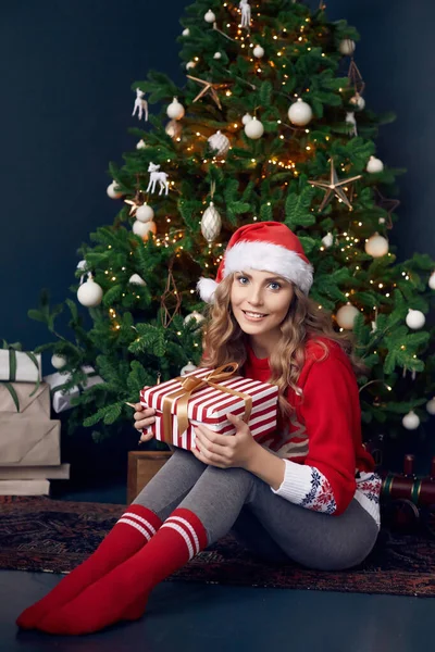 Porträt Einer Hinreißenden Blonden Frau Rotem Pullover Und Weihnachtsmütze Mit — Stockfoto