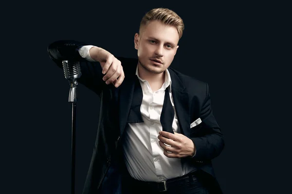 Porträtt Stilig Blond Man Sångare Elegant Smoking Och Fluga Poserar — Stockfoto