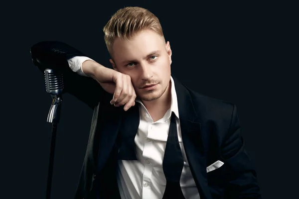 Porträtt Stilig Blond Man Sångare Elegant Smoking Och Fluga Poserar — Stockfoto