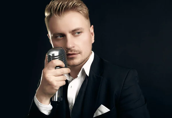 Porträtt Stilig Blond Man Sångare Elegant Smoking Och Fluga Poserar — Stockfoto