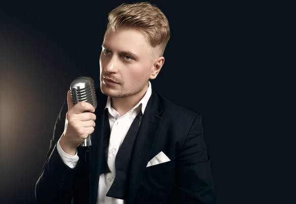 Retrato Del Guapo Cantante Hombre Rubio Elegante Esmoquin Pajarita Posando — Foto de Stock