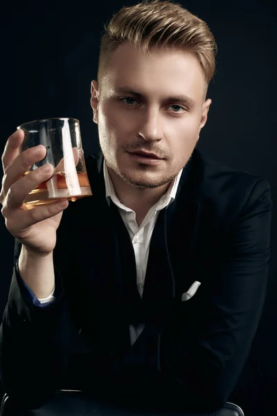 Porträt Eines Hübschen Blonden Mannes Elegantem Smoking Und Fliege Posiert — Stockfoto