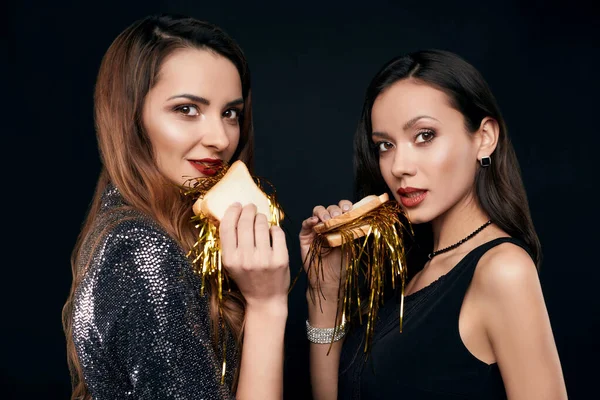 Portrait Two Pretty Crazy Best Friends Fashion Dresses Eating Sandwich — Stock Photo, Image