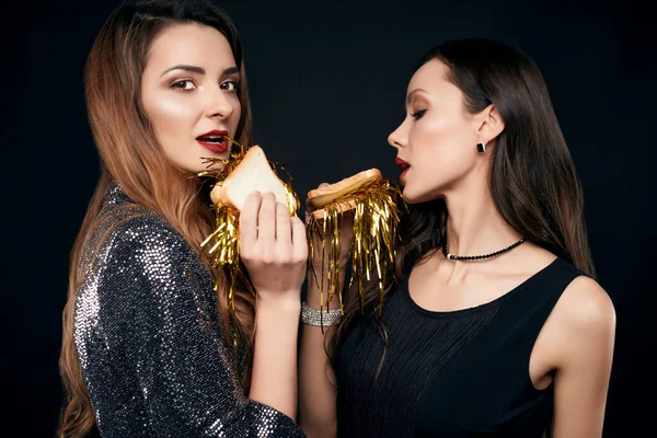 Retrato Dois Muito Loucos Melhores Amigos Vestidos Moda Comendo Sanduíche — Fotografia de Stock