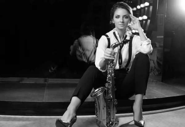 Retrato Linda Mulher Modelo Morena Terno Formal Elegante Com Saxofone — Fotografia de Stock
