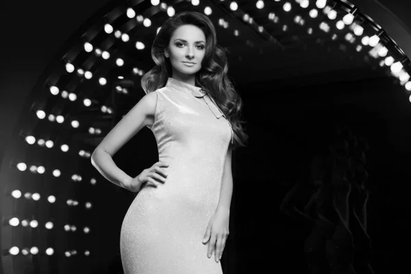 豪華な歌手の女性の肖像画エレガントなドレスでレストランの舞台上のスポットライトの背景にポーズ — ストック写真