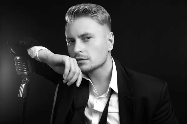 Porträtt Stilig Blond Man Sångare Elegant Smoking Och Fluga Poserar — Stockfoto