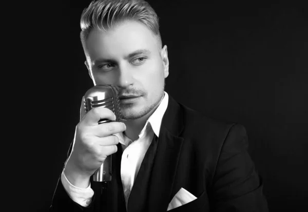 Porträt Eines Hübschen Blonden Sängers Elegantem Smoking Und Fliege Posiert — Stockfoto