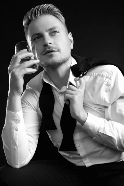Retrato Homem Loiro Bonito Smoking Elegante Gravata Borboleta Posando Com — Fotografia de Stock