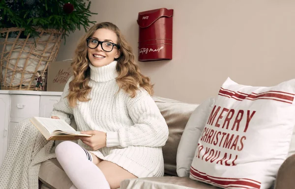 Porträt Einer Wunderschönen Blonden Frau Weißem Wollpullover Und Lesebrille Hellen — Stockfoto