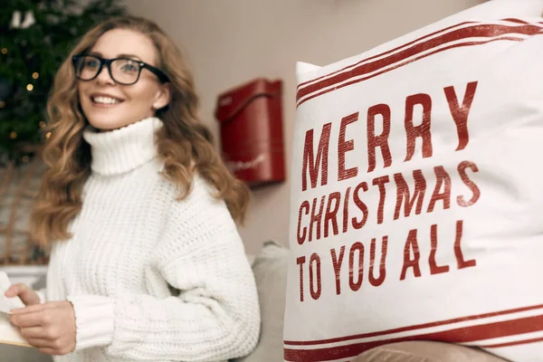 Porträt Einer Wunderschönen Blonden Frau Weißem Wollpullover Und Lesebrille Hellen — Stockfoto