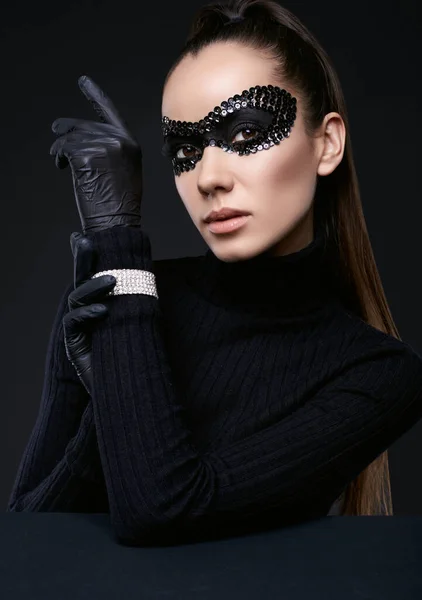 Portrét Půvabné Elegantní Brunetky Žena Roláku Svetr Flitry Maska Pózování — Stock fotografie