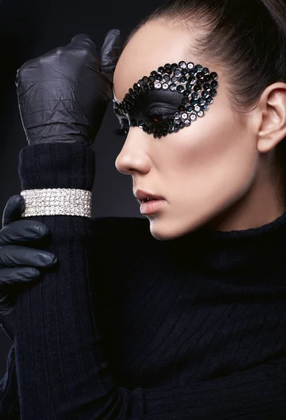 Portret Uroczej Eleganckiej Brunetki Swetrze Golfem Cekinami Maska Pozowanie Czarnym — Zdjęcie stockowe