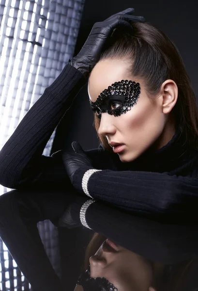 Retrato Encantadora Mujer Morena Elegante Suéter Cuello Alto Negro Máscara — Foto de Stock