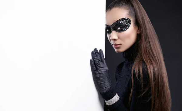 Retrato Encantadora Mujer Morena Elegante Suéter Cuello Alto Negro Máscara —  Fotos de Stock