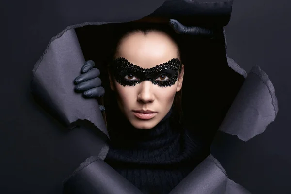 Retrato Encantadora Mujer Morena Elegante Suéter Cuello Alto Negro Lentejuelas — Foto de Stock