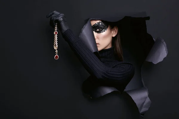Ritratto Affascinante Elegante Donna Bruna Maglione Collo Alto Paillettes Maschera — Foto Stock