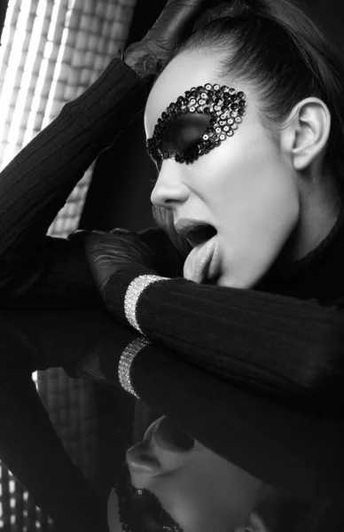 Retrato Encantadora Mujer Morena Elegante Suéter Cuello Alto Negro Máscara — Foto de Stock