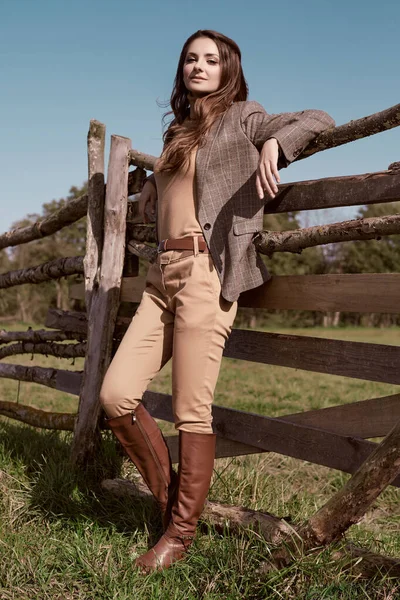 Portrait Une Magnifique Femme Brune Dans Une Élégante Veste Marron Images De Stock Libres De Droits