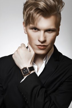 Genç glamour yakışıklı adam