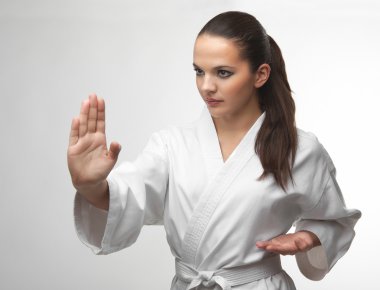 Bir karate poz çekici genç seksi kadın