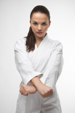 Bir karate poz çekici genç seksi kadın