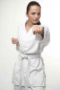 Bir karate poz çekici genç seksi kadın
