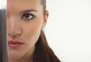 Samuray kılıcı ile çekici genç seksi kadın