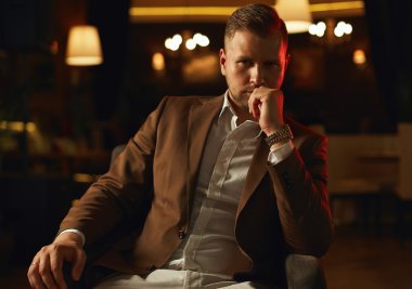 Düşünceli yakışıklı işadamı