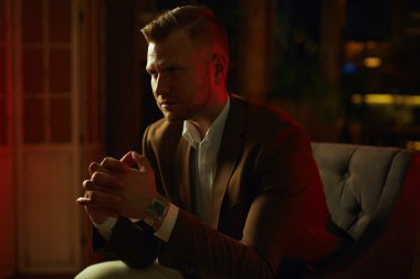 Düşünceli yakışıklı işadamı