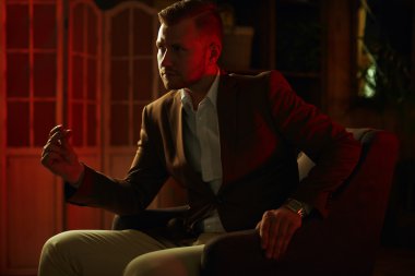 Düşünceli yakışıklı işadamı