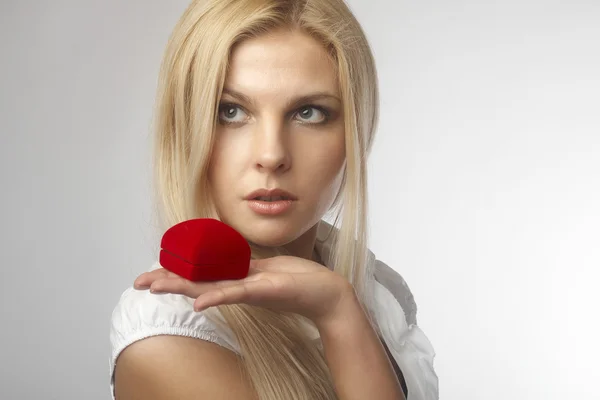 Retrato de una joven feliz sosteniendo un regalo — Foto de Stock