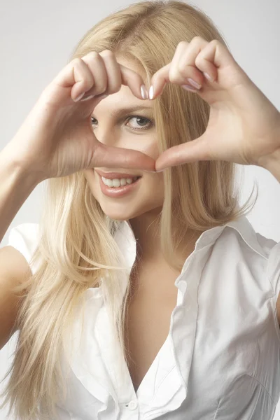 Retrato de mujer joven y feliz mostrando el signo del corazón — Foto de Stock