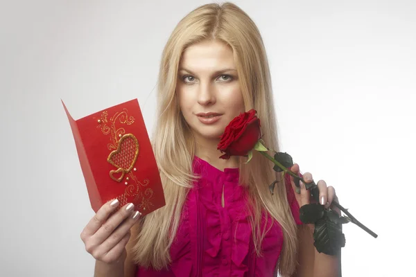 Hermosas mujeres jóvenes con rosa roja — Foto de Stock