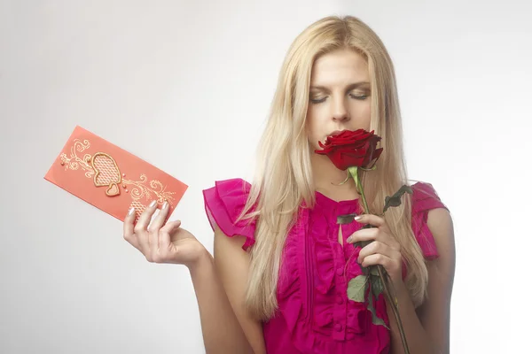 Hermosas mujeres jóvenes con rosa roja — Foto de Stock