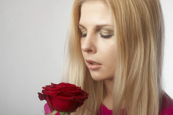 Hermosas mujeres jóvenes con rosa roja — Foto de Stock