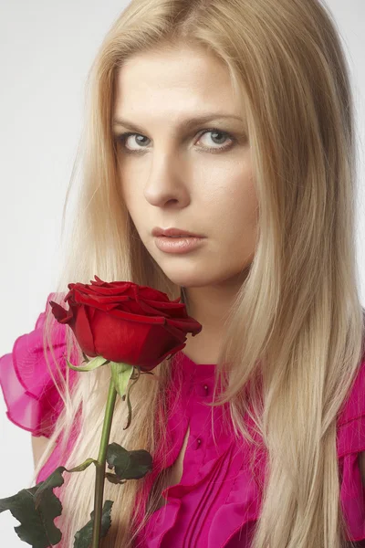 Όμορφες νεαρές γυναίκες με κόκκινο τριαντάφυλλο — Φωτογραφία Αρχείου