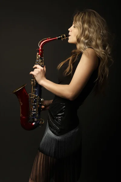 Сексуально привлекательные женщины с саксофоном — стоковое фото